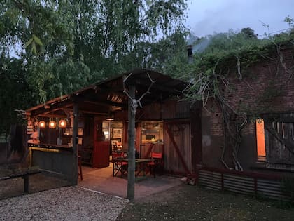 El restaurante fue armado sobre los boxes de su quinta.