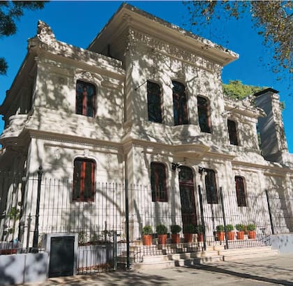 El restaurante funciona en la histórica casona sobre la calle Sarmiento, que fue completamente restaurada después de varios años de abandono y deterioro.