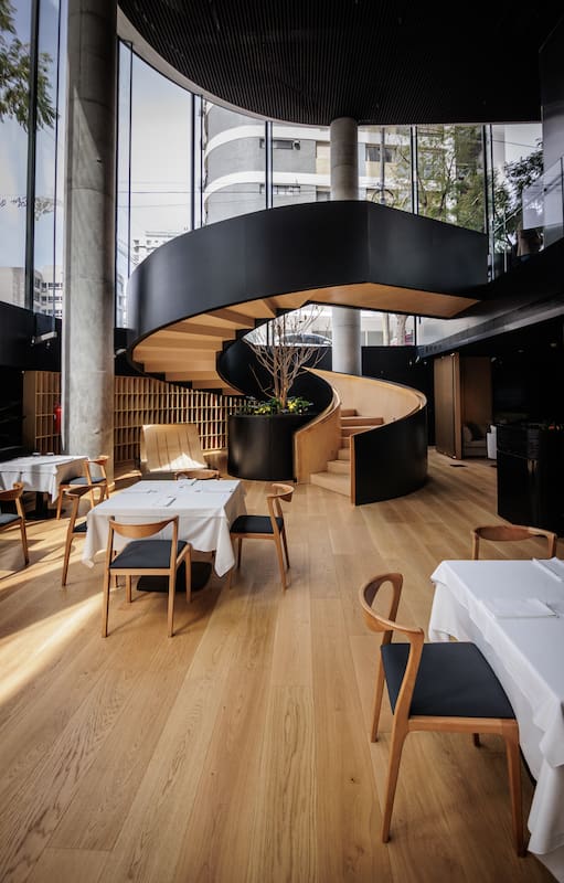 El restaurante funciona en la torre diseñada por el arquitecto uruguayo Rafael Viñoly, con vidrios de siete metros de altura