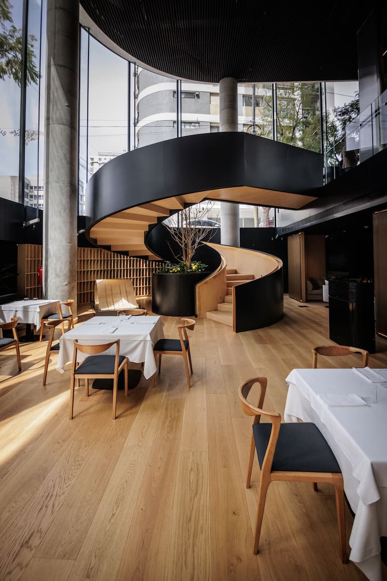 El restaurante funciona en la torre diseñada por el arquitecto uruguayo Rafael Viñoly, con vidrios de siete metros de altura