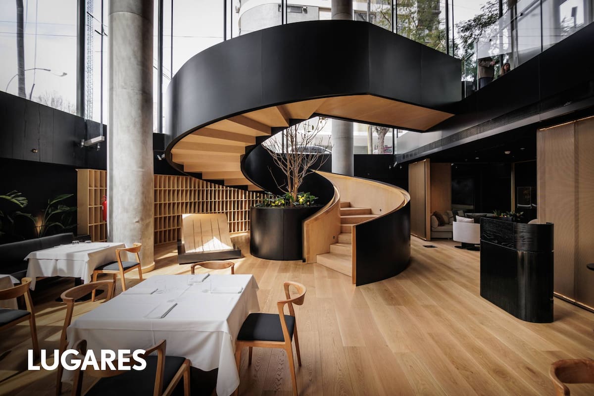 El restaurante funciona en la torre diseñada por el arquitecto uruguayo Rafael Viñoly, con vidrios de siete metros de altura