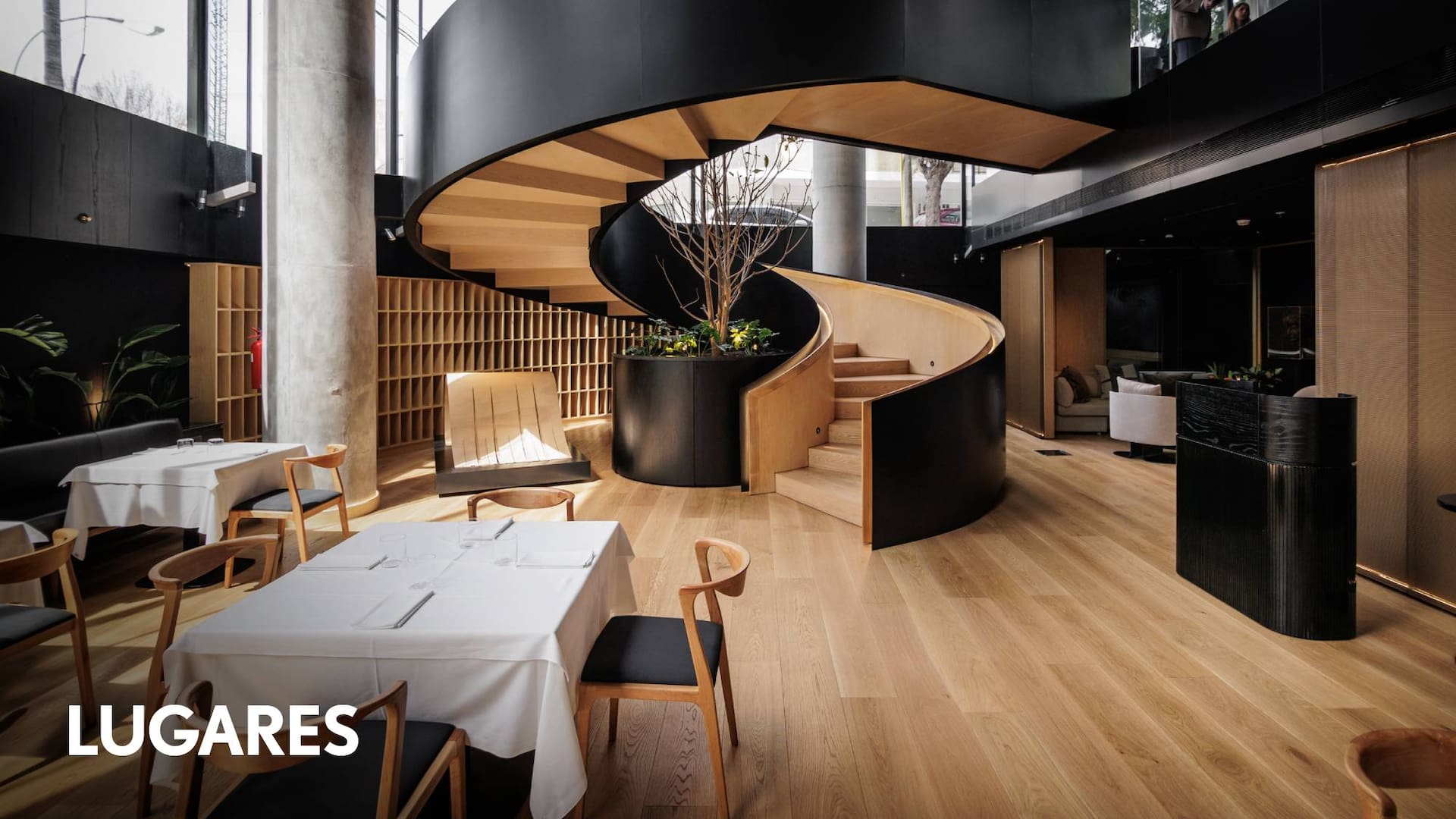 El restaurante funciona en la torre diseñada por el arquitecto uruguayo Rafael Viñoly, con vidrios de siete metros de altura