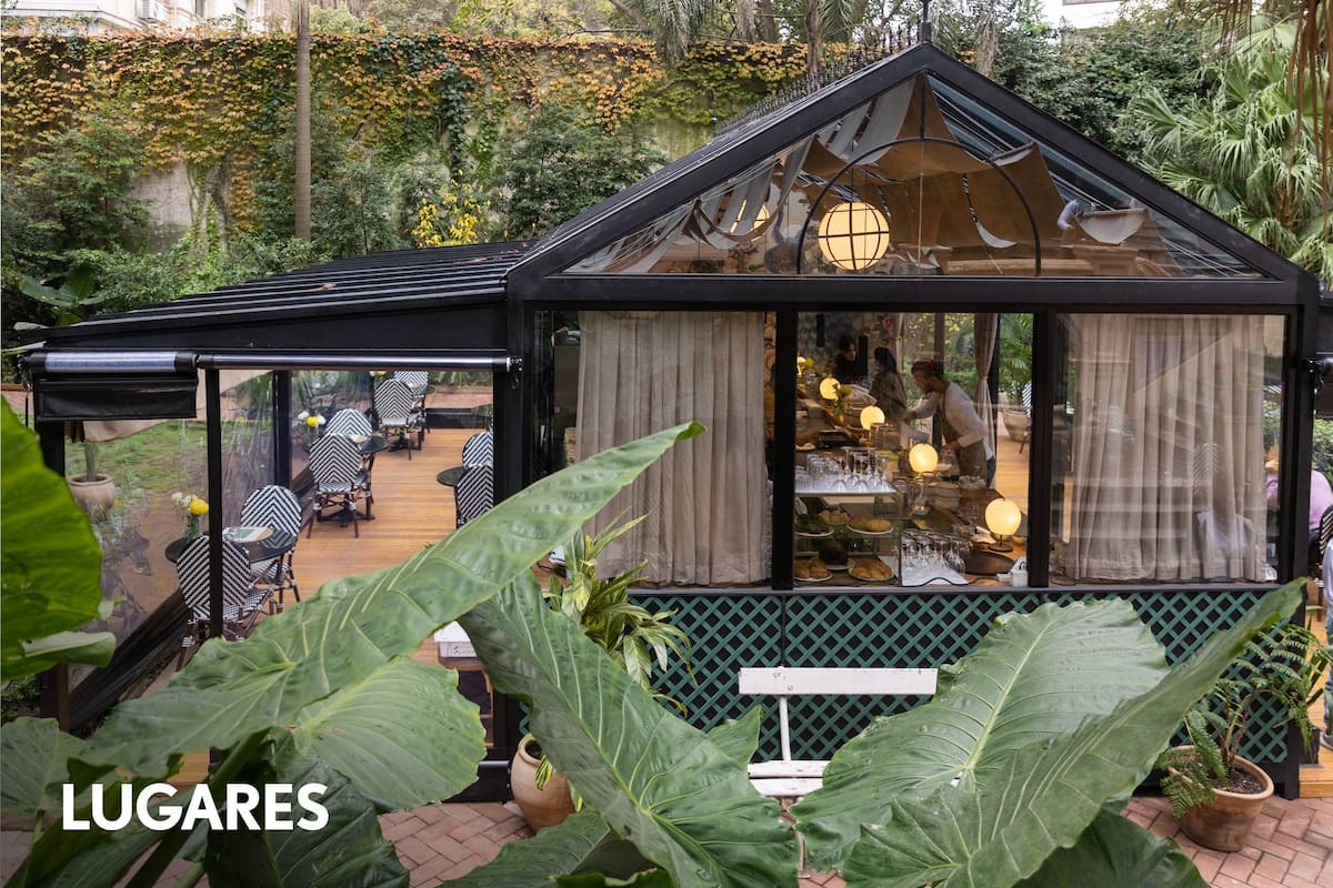 El restaurante funciona en un viejo invernadero y está completamente integrado a su entorno con una terraza rodeada de altísimas palmeras y palos borrachos.
