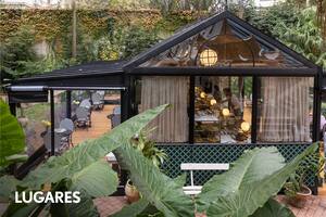 El restaurante funciona en un viejo invernadero y está completamente integrado a su entorno con una terraza rodeada de altísimas palmeras y palos borrachos.