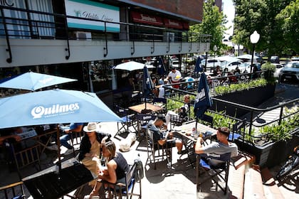 Los bares y restaurantes seguirán funcionando con capacidad limitada