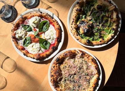 El restaurante ofrece auténticas pizzas artesanales elaboradas con una receta de masa madre única