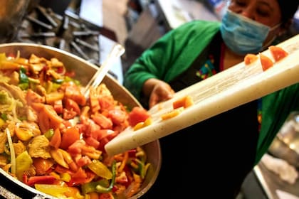 El restaurante prepara comida para vender en el local pero también para repartir gratuitamente en albergues