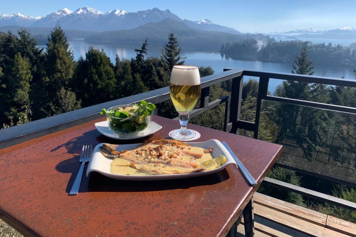 El restaurante Punto Panorámico, en el Circuito Chico, ofrece especialidades como goulasch späetzles, variedades de truchas, entre otros platos
