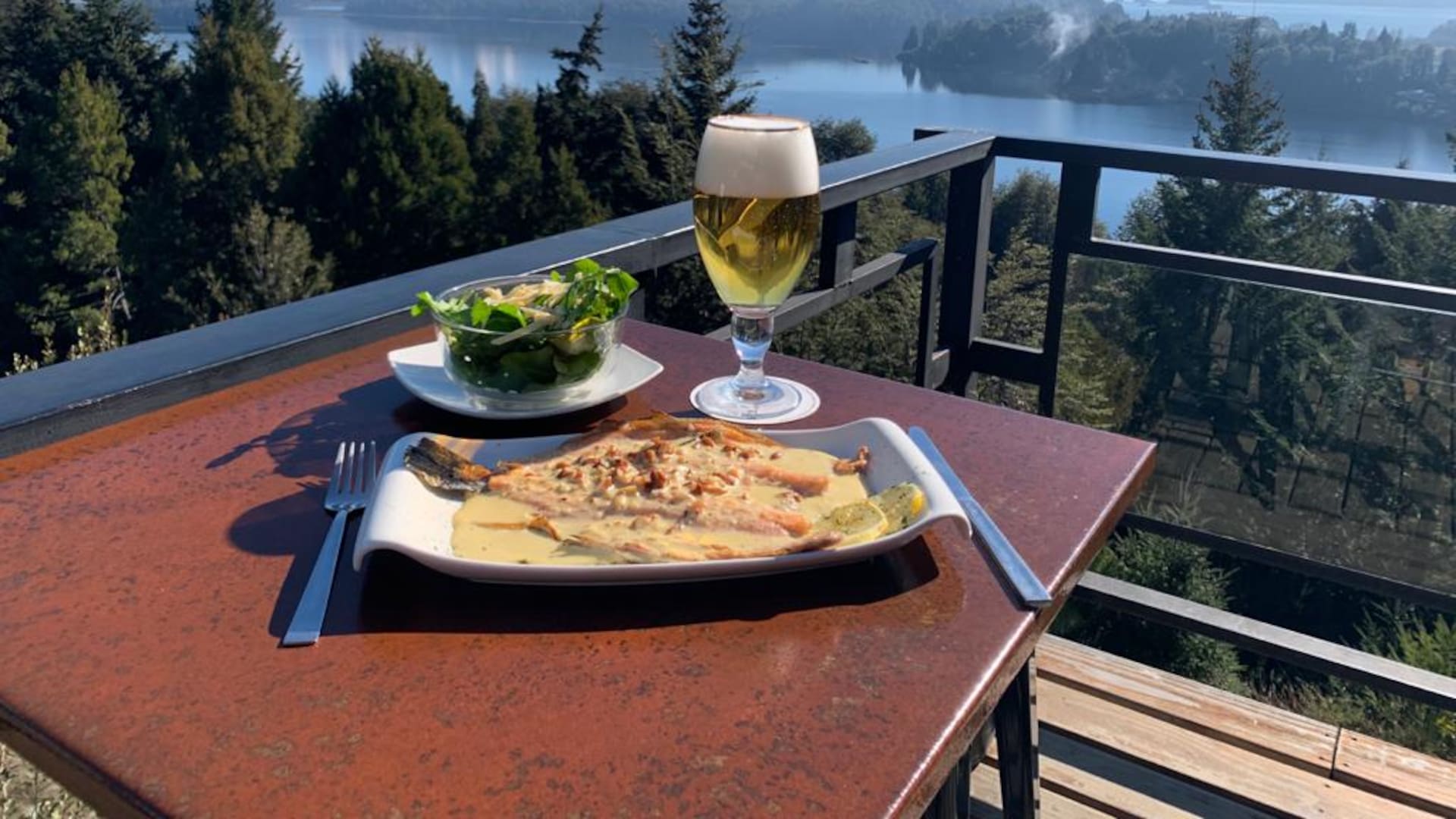 El restaurante Punto Panorámico, en el Circuito Chico, ofrece especialidades como goulasch späetzles, variedades de truchas, entre otros platos