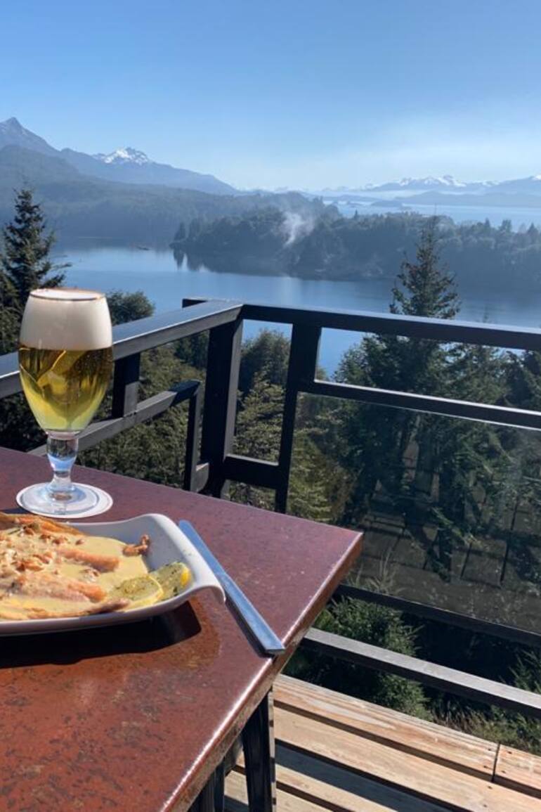 El restaurante Punto Panorámico, en el Circuito Chico, ofrece especialidades como goulasch späetzles, variedades de truchas, entre otros platos