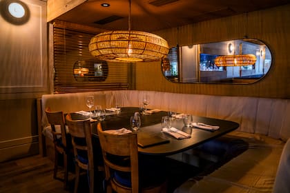 El restaurante se encuentra en Puerto Madero y tiene una cuidada ambientación