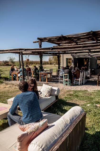 El restaurante tiene galería y mesas en el parque de la finca.