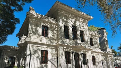 El restaurante va a funcionar en la histórica casona sobre la calle Sarmiento, que fue completamente restaurada después de varios años de abandono y deterioro.