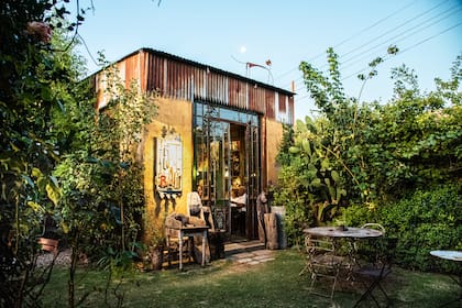 El resto-bar se abre por las tardes, de jueves a sábados, y pueden disfrutarse las pizzas de masa madre en horno de barro. Este invierno también abriremos durante el día con otras propuestas gastronómicas