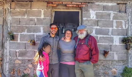 El resto del año, el Gaucho Noel junta y reparte donaciones para familias carenciadas de parajes rurales