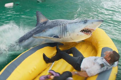 El resultado es un in crescendo que sostiene muy bien la tensión constante, hasta que aparece un nuevo peligro: los tiburones