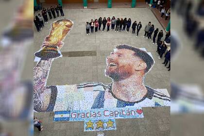 El resultado final del retrato de Messi hecho con tapitas de plástico