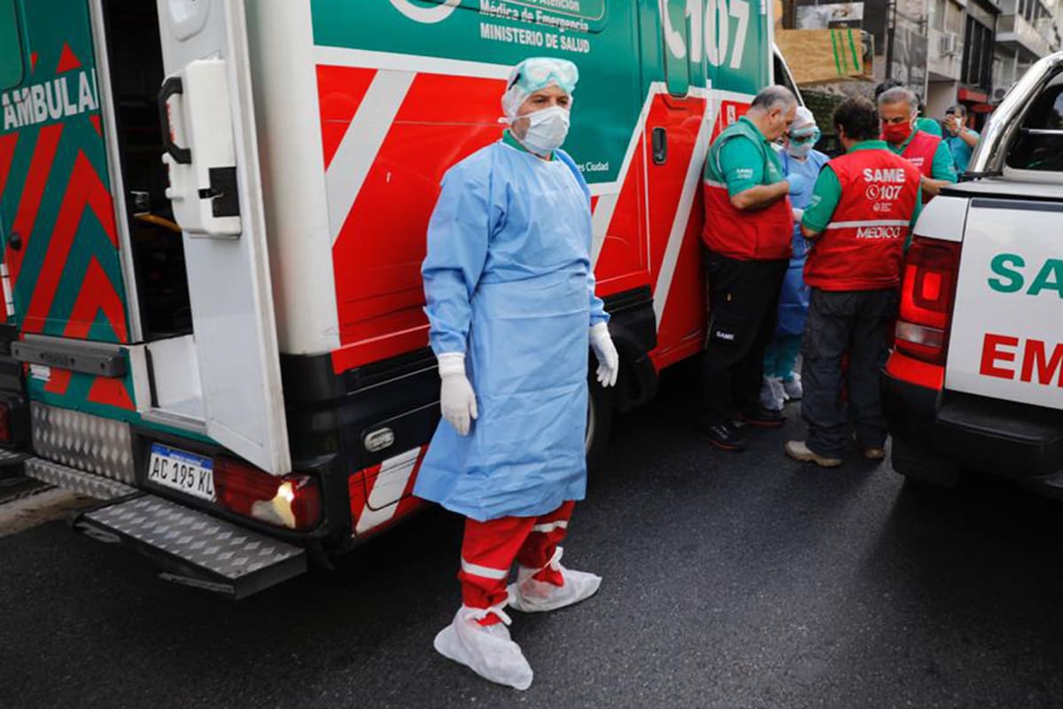 El resultado positivo se confirmó un día después de su muerte, en un hospital; 39 adultos mayores y 5 empleados, aguardan sus análisis