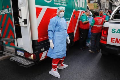 El resultado positivo se confirmó un día después de su muerte, en un hospital; 39 adultos mayores y 5 empleados, aguardan sus análisis