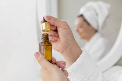 El retinol puede producir efectos secundarios como la sequedad y la irritación de la piel