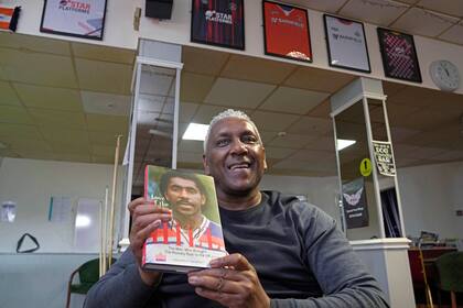 El retirado futbolista inglés Ricky Hill posa para un foto, el 20 de marzo de 2024, en Luton, Inglaterra. (AP Foto/Kin Cheung)