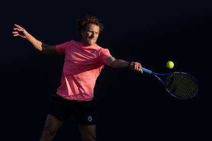 El retirado futbolista uruguayo Diego Forlán juega tenis con Gerardo Kronfeld durante un partido en el club Carrasco Lawn Tennis en Montevideo, Uruguay, el lunes 28 de octubre de 2024. (AP Foto/Matilde Campodónico)