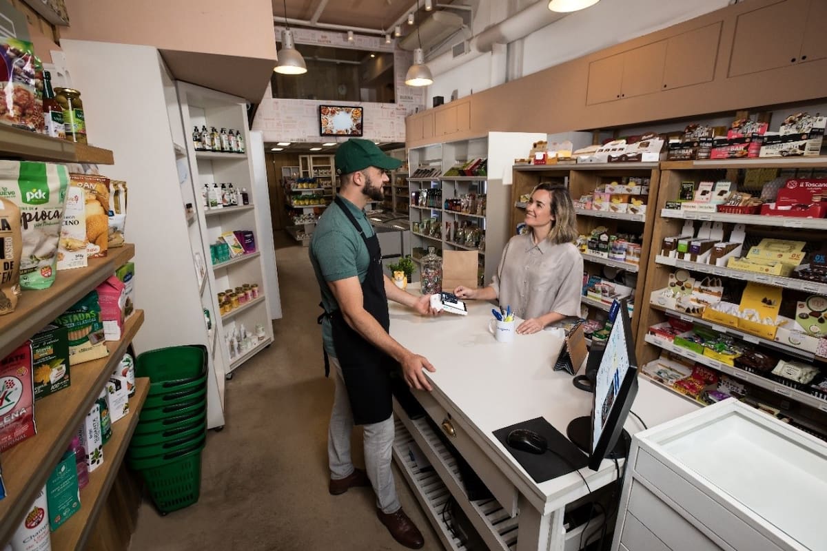 El retiro de efectivo en comercio ya representa el 4,14% del volumen total de consumo con tarjeta de débito