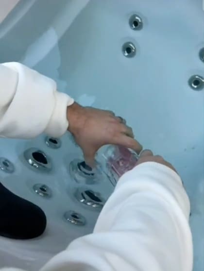 El reto del tiktoker constaba de llenar los vasos en una tina, junto al billete