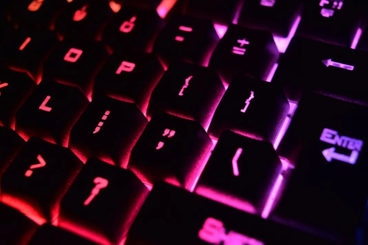 El reto viral nación en 4Chan, un foro de internet en donde un usuario publicó una imagen de un manga llamado K-OM, la cual acompañó de la frase “Mira entre la T y la O en tu teclado” (Foto Pexels)