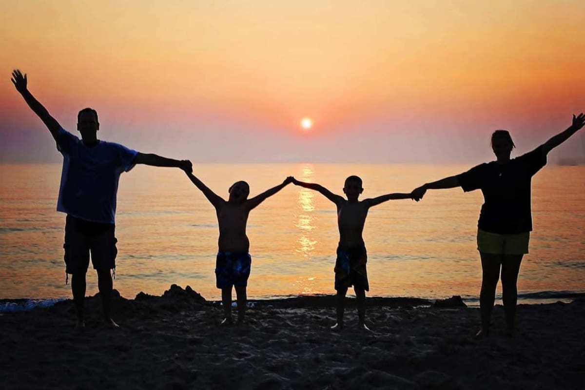 El retorno al seno familiar, fuente de valores esenciales, será fundamental para que los niños crezcan con raíces furmes,según Squirru