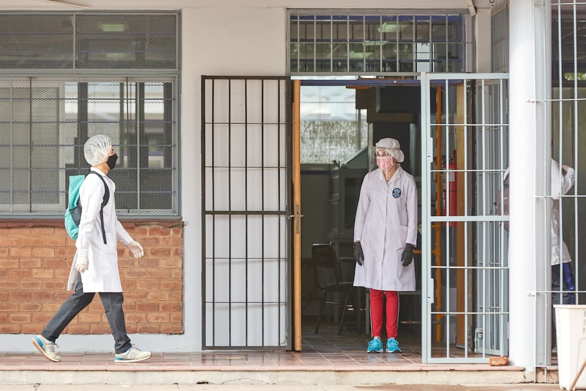 El retorno en las escuelas técnicas se produjo bajo estrictas medidas de higiene y distanciamiento. Sin embargo, hay resistencia gremial a la vuelta a las clases, por lo que será "voluntaria".