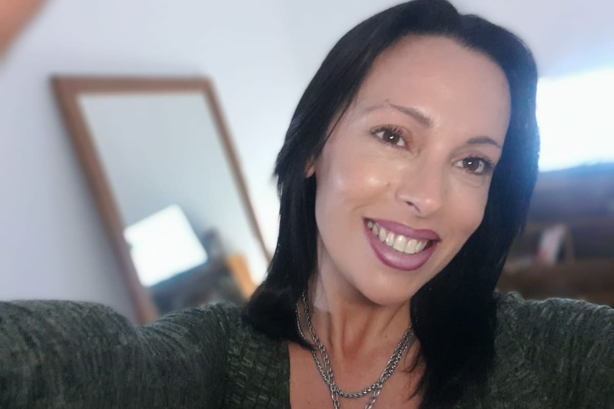 El retrato actual de María Luján Telpuk, que trabaja como decoradora y restauradora de muebles en su pueblo natal, Hughes
