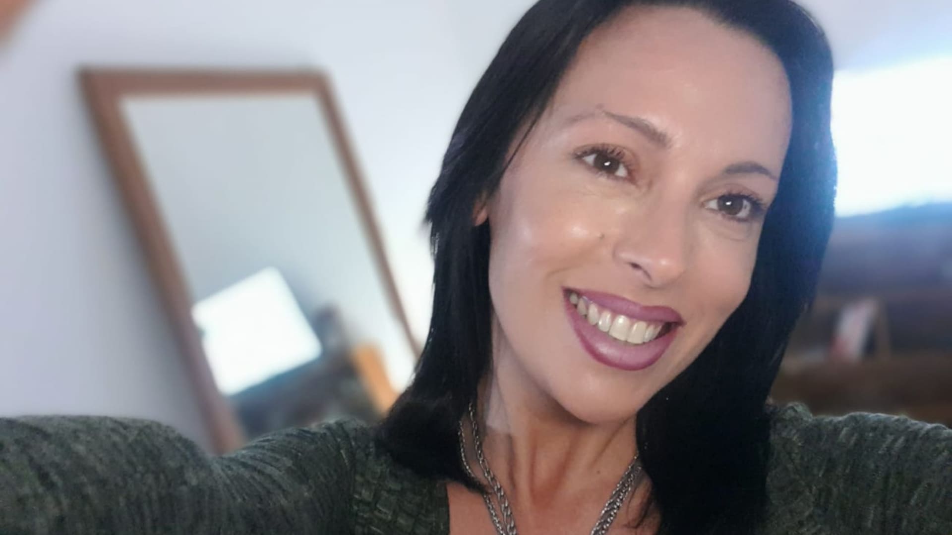 El retrato actual de María Luján Telpuk, que trabaja como decoradora y restauradora de muebles en su pueblo natal, Hughes