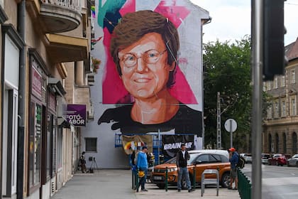 El retrato de la ganadora del Nóbel de Medicina Katalin Kariko en una pared de Budapest