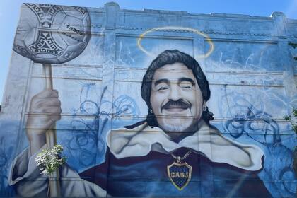 El retrato de Maradona por Alfredo Segatori en una calle de La Boca