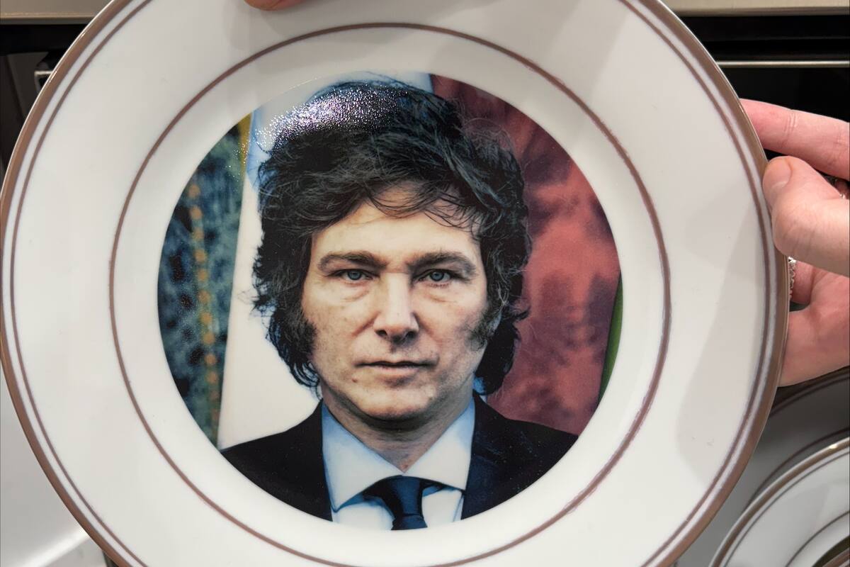 El retrato de Milei, en uno de los platos que conforman la obra de Merino