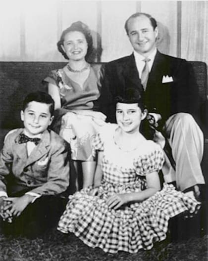 El retrato familiar de los Handler: Elliot y Ruth, con sus hijos Bárbara y Kenneth (que murió en 1994, víctima de un tumor cerebral)