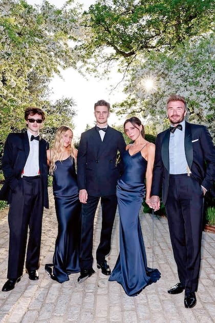 El retrato familiar en la celebración por los 50
del ex futbolista en su casa de los Cotswolds. Lo acompañan, de izquierda a derecha, Cruz, Harper, Romeo y Victoria.