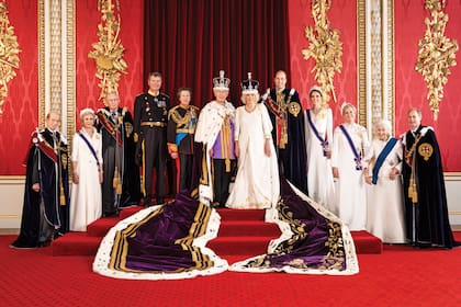 El retrato oficial de la coronación de Carlos III