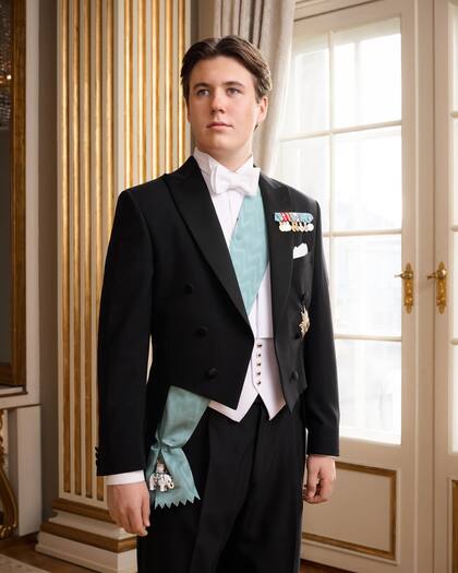 El retrato oficial del príncipe Christian. Su mayoría de edad marca que ya podrá asistir por su primera reunión del Consejo de Estado y hacer la jura a la Constitución de su país, paso necesario para ser nombrado en el futuro, Jefe de Estado. Para la ocasión, su abuela, la reina Margarita no solo le regaló la fiesta, también le concedió el galardón de la Orden del Elefante, la distinción más alta del reino de Dinamarca