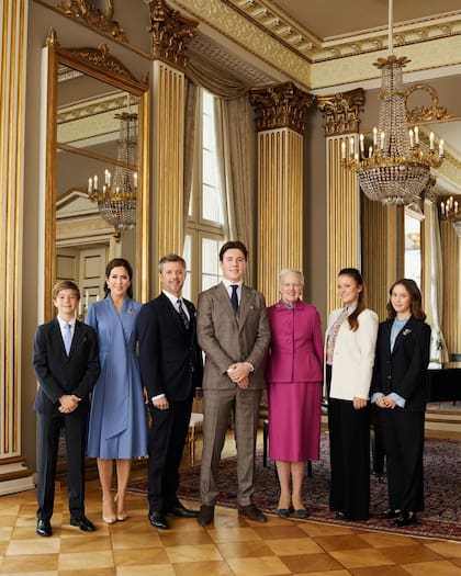 El retrato oficial familiar donde se la ve a la reina Margarita posar junto a su hijo, el príncipe heredero Frederik, la princesa Mary y el príncipe Christian. También la princesa Isabella y los mellizos, el príncipe Vincent y la princesa Josephine. La foto se realizó en el Hall de la residencia real, el Palacio Amalienborg