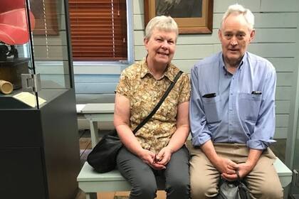 El reverendo Ian Wilkinson sigue gravemente enfermo en el hospital tras la muerte de su esposa, Heather, luego de comer hongos venenosos. (Crédito: Museo del Ejército de Salvación de Australia/Facebook).