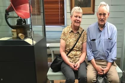 El reverendo Ian Wilkinson sigue gravemente enfermo en el hospital tras la muerte de su esposa, Heather, luego de comer hongos venenosos. (Crédito: Museo del Ejército de Salvación de Australia/Facebook).