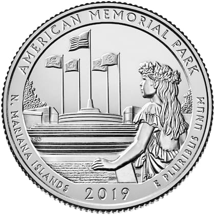 El reverso de la pieza honra el sacrificio de quienes murieron en la Campaña de las Marianas de la Segunda Guerra Mundial
