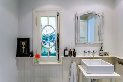 Con el lógico cambio de sanitarios y distribución, se decidió darle un look vintage al baño.