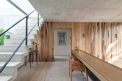 El revestimiento de madera envuelve el cuarto principal (al contrafrente) y el infantil (hacia la calle). El segundo tramo de escalera lleva al estudio de FRAG Arquitectura.