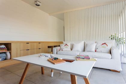En el segundo piso, parte de la terraza se utilizó para hacer este playroom, y otro tanto se destinó al lavadero (que antes estaba en el sótano) con un toilette.
