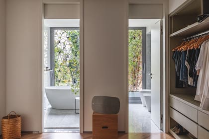 El revestimiento de pisos y paredes en ambos sectores del baño se hizo en mármol de Carrara, aunque en el box donde está la bañadera exenta las placas se ranuraron para evitar resbalones.
