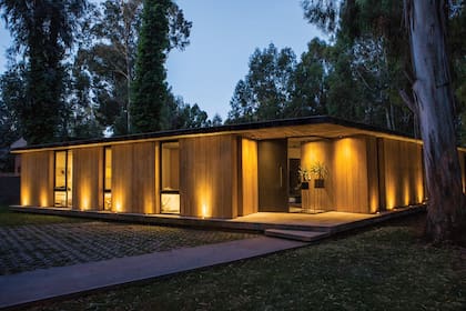 Visión nocturna. El revestimiento exterior es de madera de kiri, a la que se le aplicó un tratamiento con Cetol al agua para impermeabilizarla y preservar su tono original.