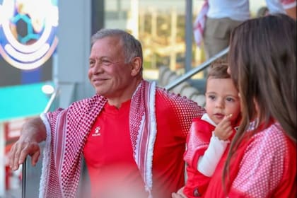 El Rey Abdala II de Jordania con su nieta Imán y su nuera la princesa Rajwa